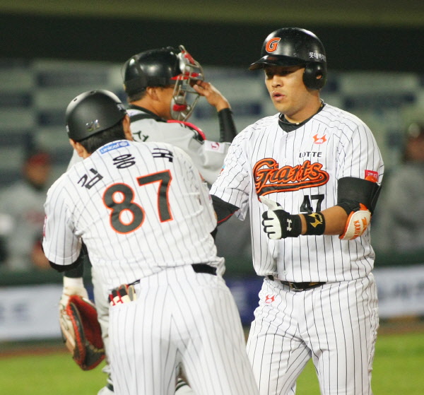 강민호선수가 투런포를 쏘아올리는 장면